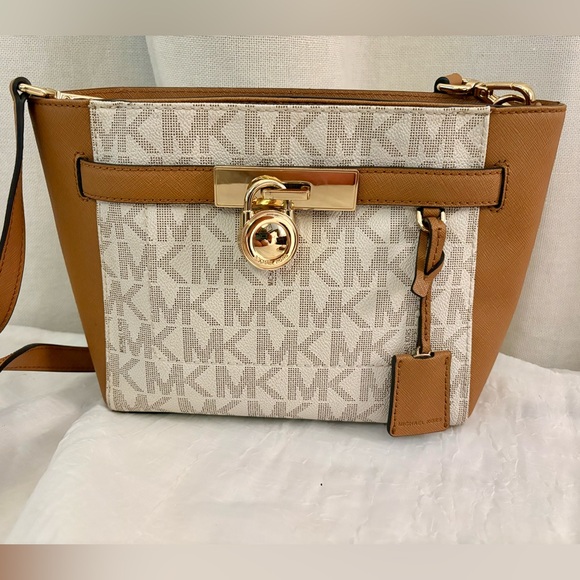 MK Signature Crossbody + Pebbled Leather Zip Wallet Bundle – Like New Gifts - Picture 2 of 12